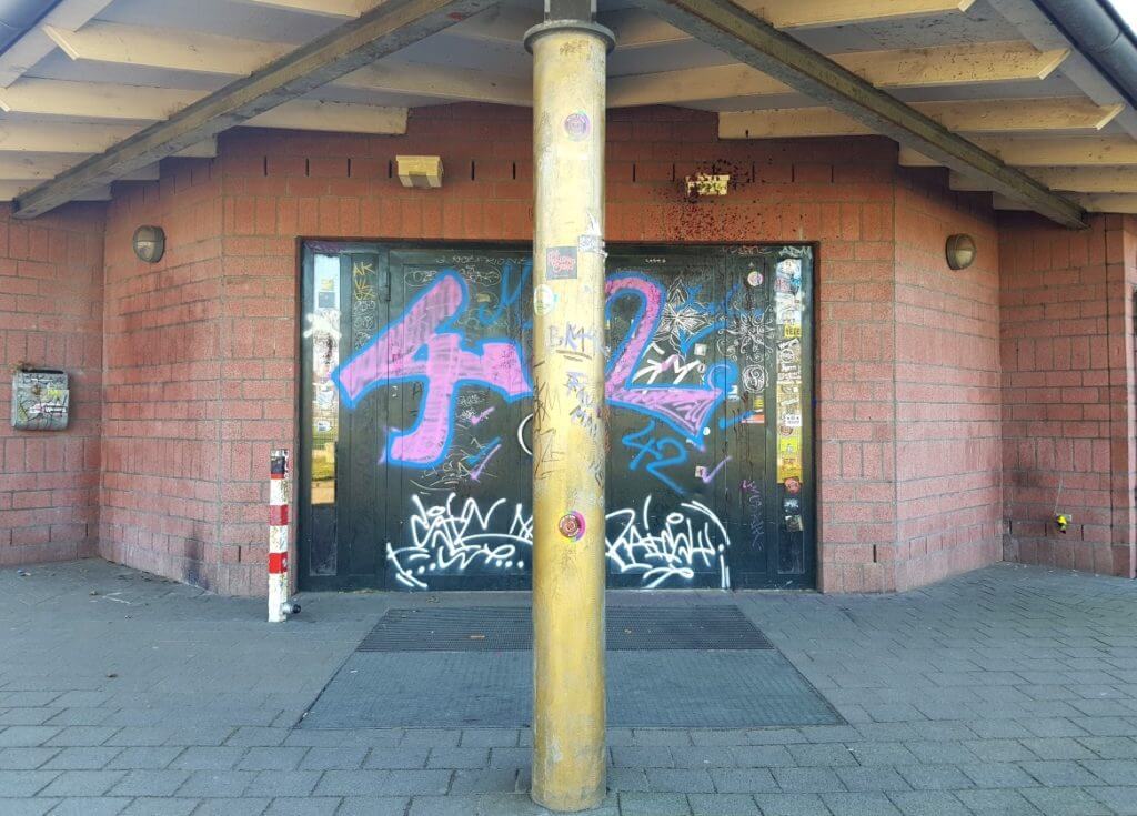 Der Eingang des Juki 42 in Ahrensburg – Foto: Nicole Stroschein