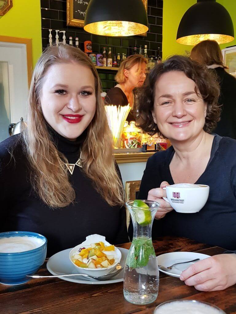 Mit Förde Fräulein Lene im Café Gold – Foto: Kathrin Knoll
