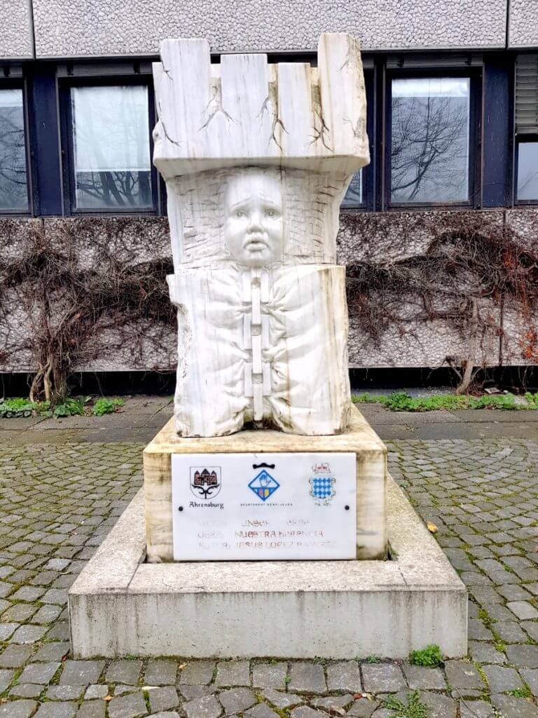 Unser Erbe, die Statue vor dem Rathaus Ahrensburg – Foto: Nicole Stroschein