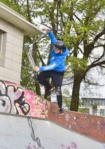 Marc mit seinem Scooter an der Skatebahn in Ahrensburg – Foto: Nicole Stroschein