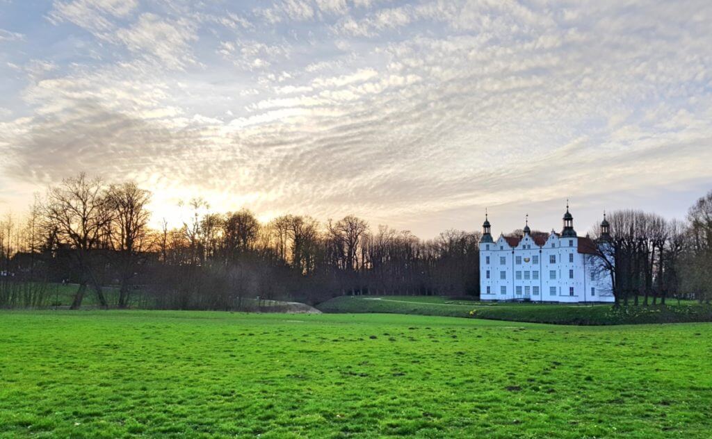 Sonnenuntergang Schloss Ahrensburg im März 2019 – Foto: Nicole Stroschein