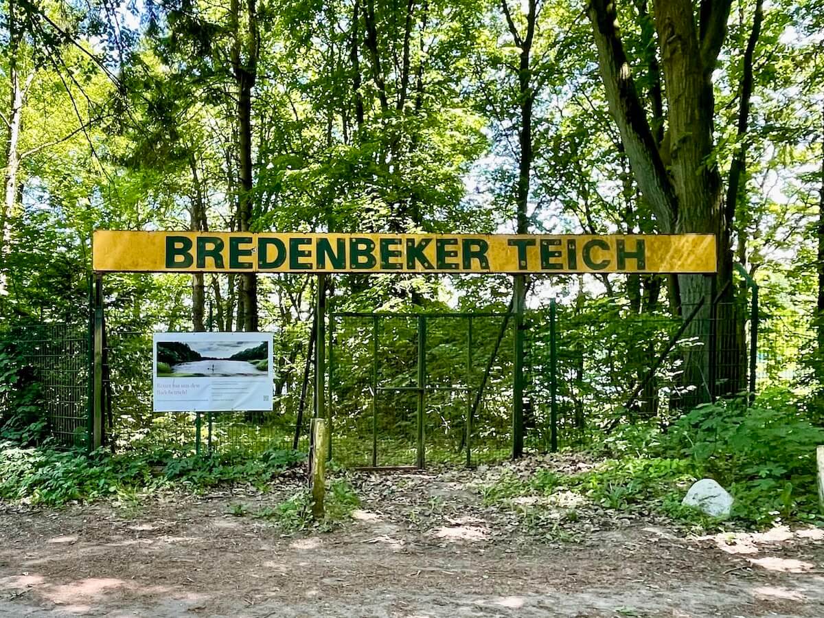 Zaun mit Schild: Bredenbeker Teich
