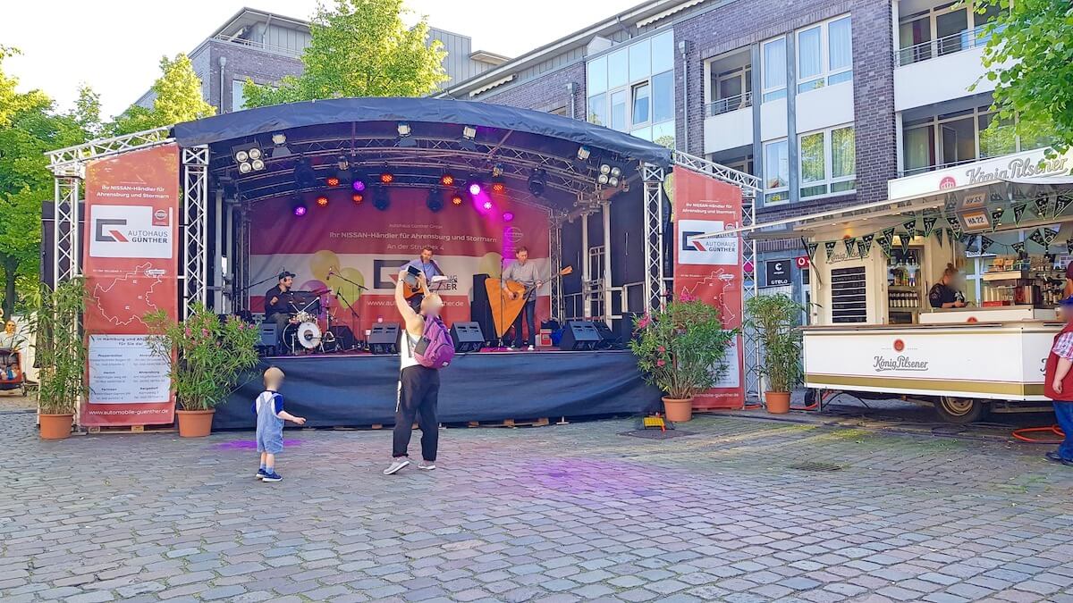 Die Bühne in der Hagener Allee am Freitag-Nachmittag – Foto: Nicole Theinert