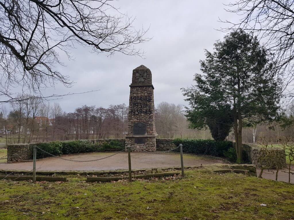 Das Kriegerdenkmal in Ahrensburg erinnert an die Opfer der beiden Weltkriege und des Nationalsozialismus – Foto: Nicole Stroschein