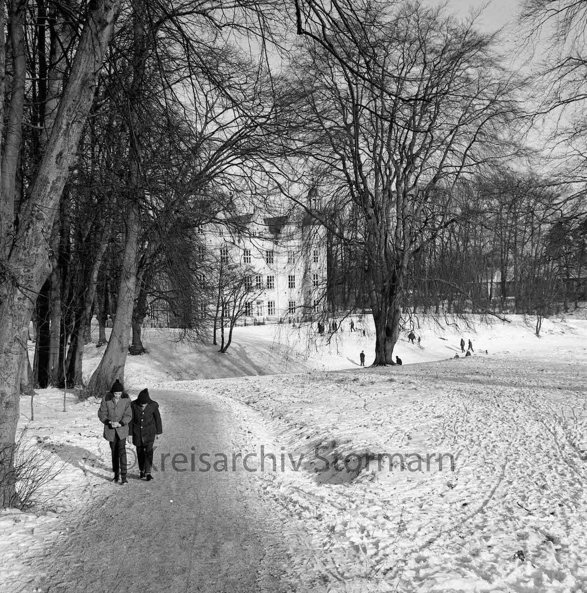 Schloss Ahrensburg im Schnee 1963 – Foto: Raimund Marfels / Kreisarchiv Stormarn