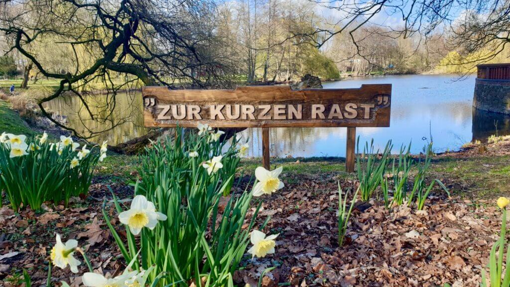 Schild: Zur kurzen Rast am Haus der Natur in Ahrensburg – Foto: Nicole Schmidt