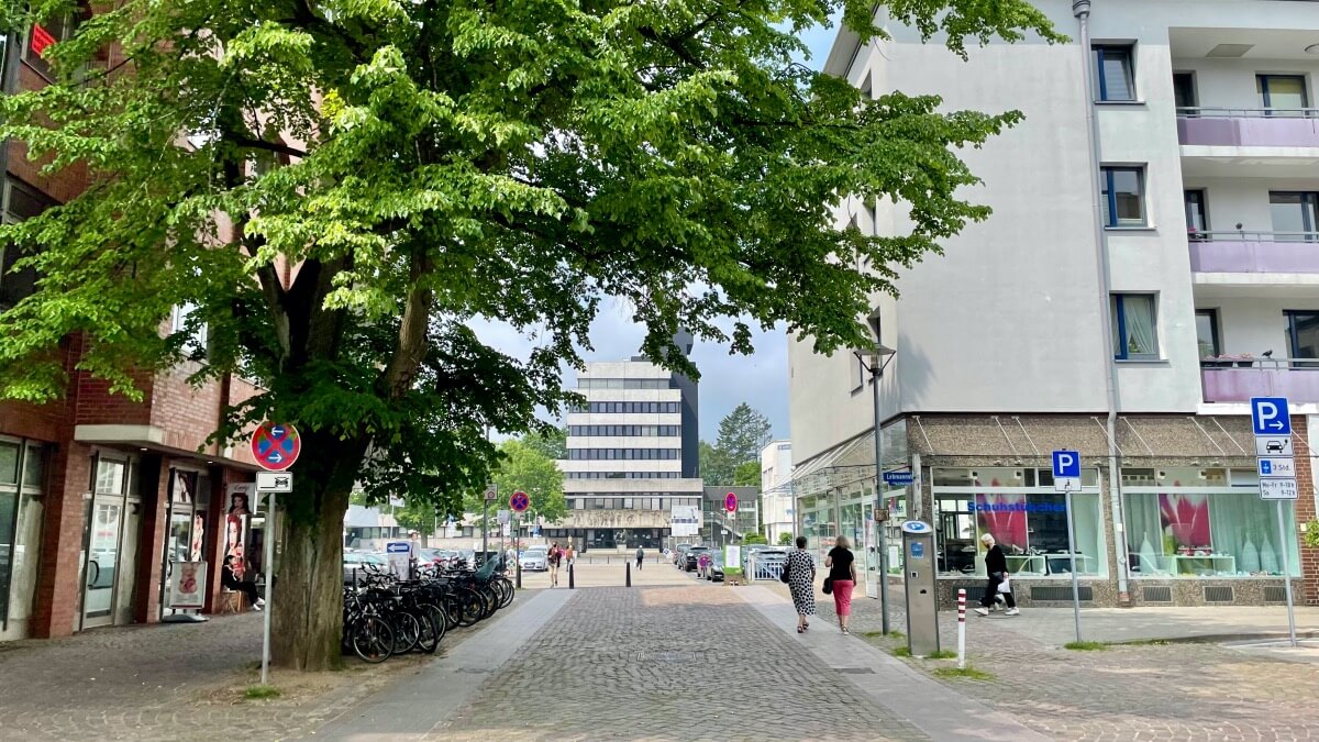 Blick von der Rathausstraße auf das Rathaus – Foto: Nicole Theinert