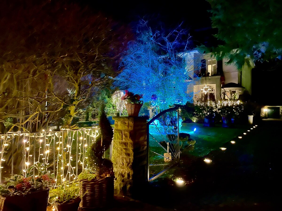 Festlich beleuchteter Vorgarten in Ahrensburg im Advent – Foto: Nicole Schmidt