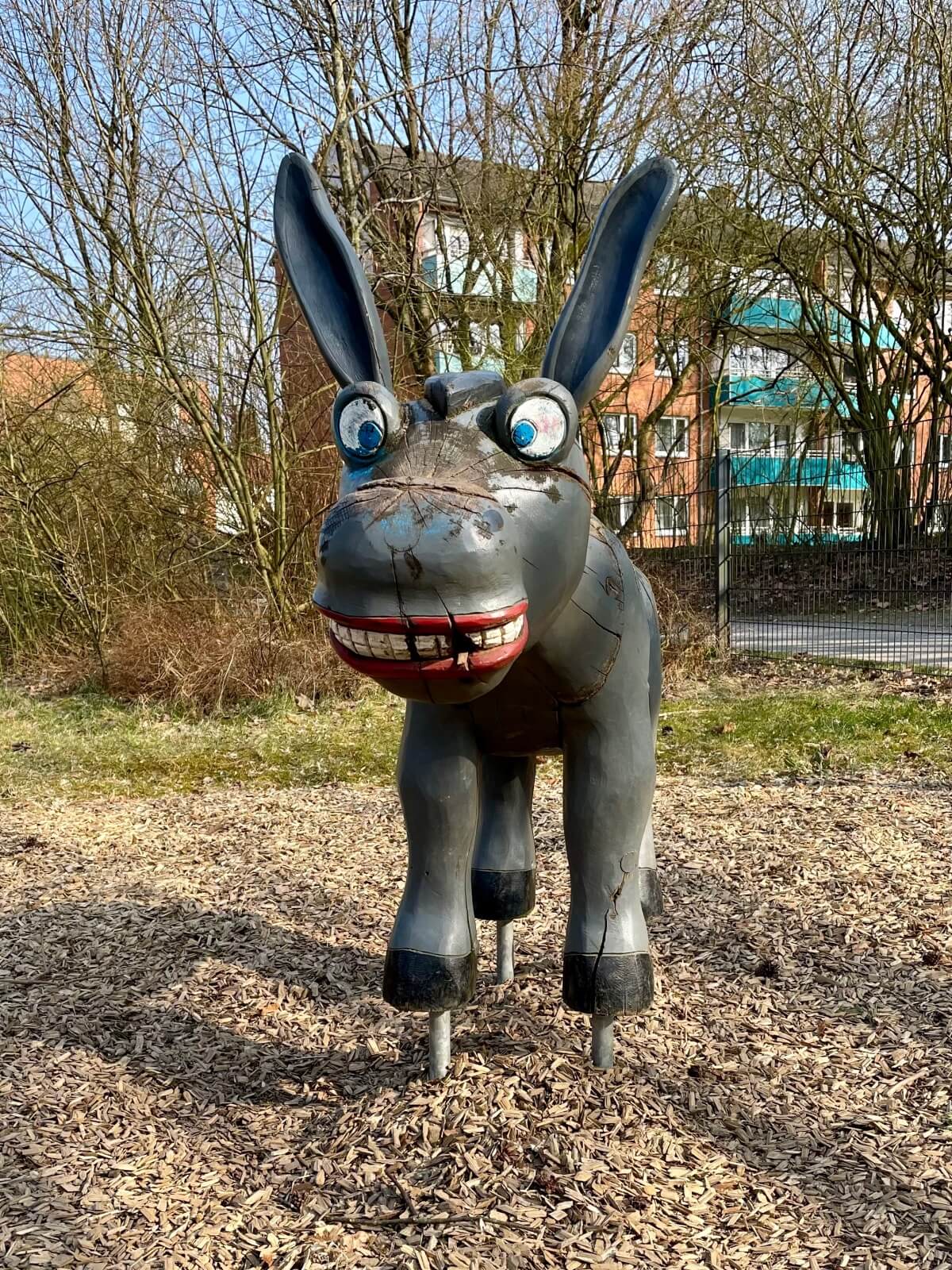 Hölzerner Esel am Spielplatz Grauer Esel in Ahrensburg – Foto: Nicole Schmidt-Theinert