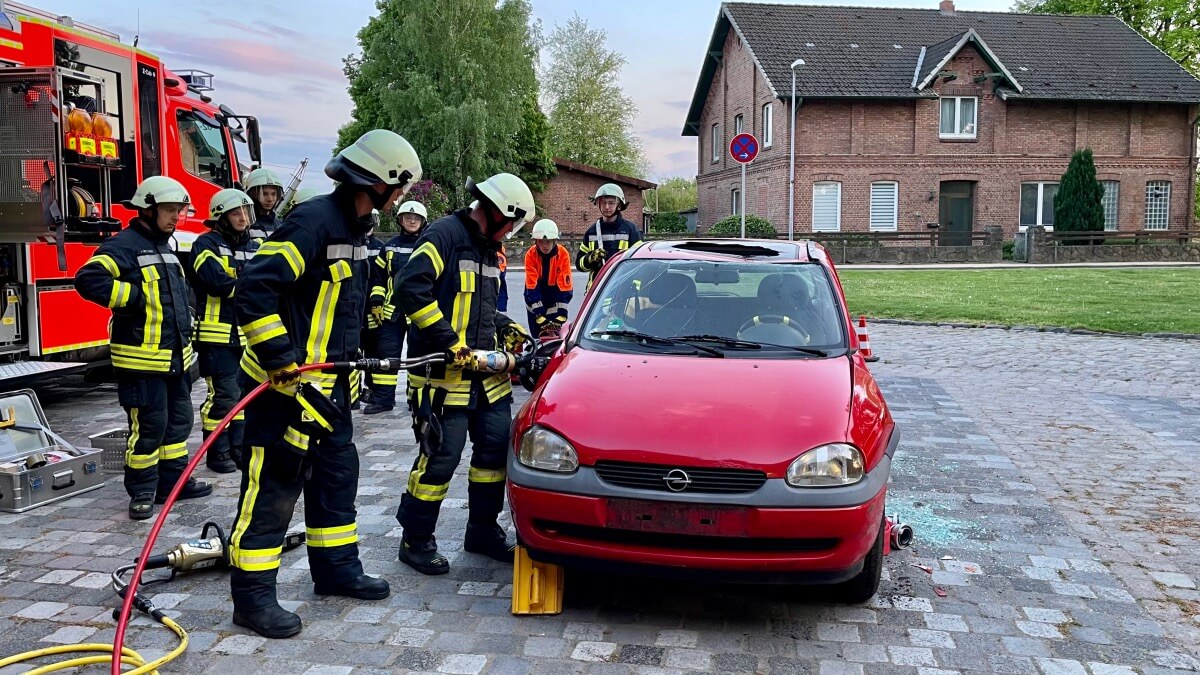 Übung bei der Feuerwehr Ahrensfelde in Ahrensburg
