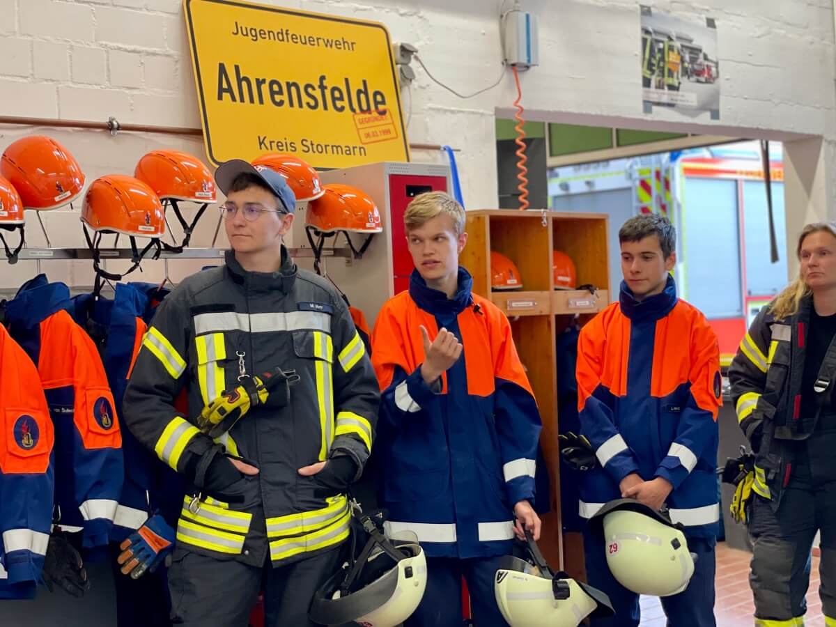Feuerwehrfrauen und -männer der Feuerwehr Ahrensfelde Ahrensburg bei der Theorieausbildung – Foto: Nicole Schmidt-Theinert