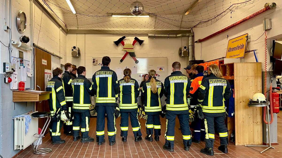 Feuerwehrfrauen und -männer der Feuerwehr Ahrensfelde Ahrensburg bei der Theorieausbildung