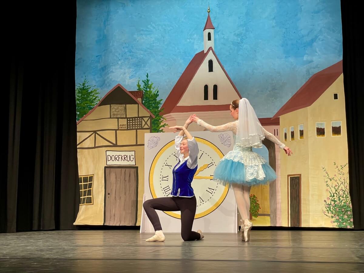 Ballett-Schülerinnen des Ahrensburger TSV tanzen Coppelia – Foto: Nicole Theinert