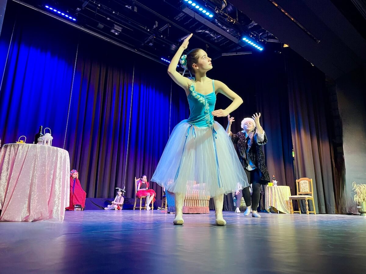 Ballett-Schülerinnen des Ahrensburger TSV tanzen Coppelia – Foto: Nicole Theinert