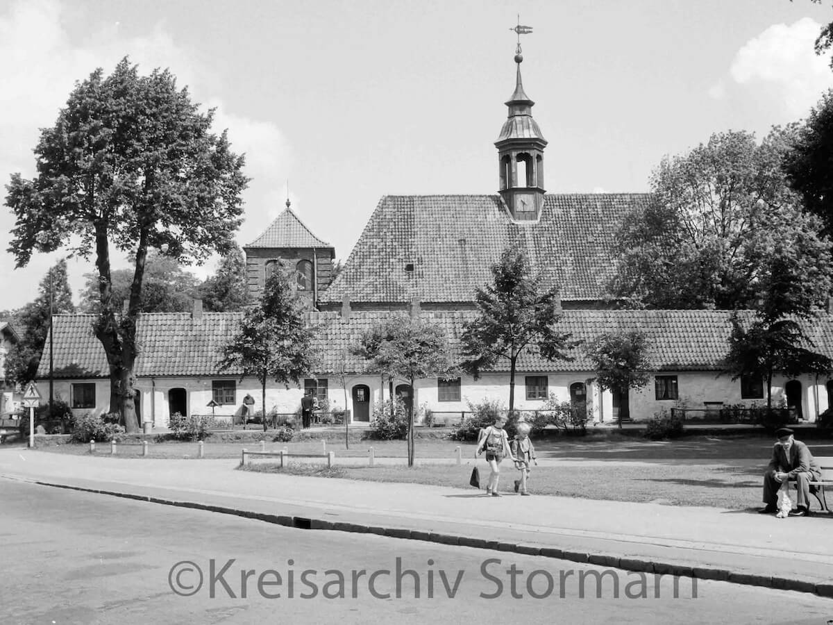 Die nördliche Reihe der Gottesbuden in Ahrensburg im Jahr 1965 – Foto: Kreisarchiv Stormarn/Raimund Marfels