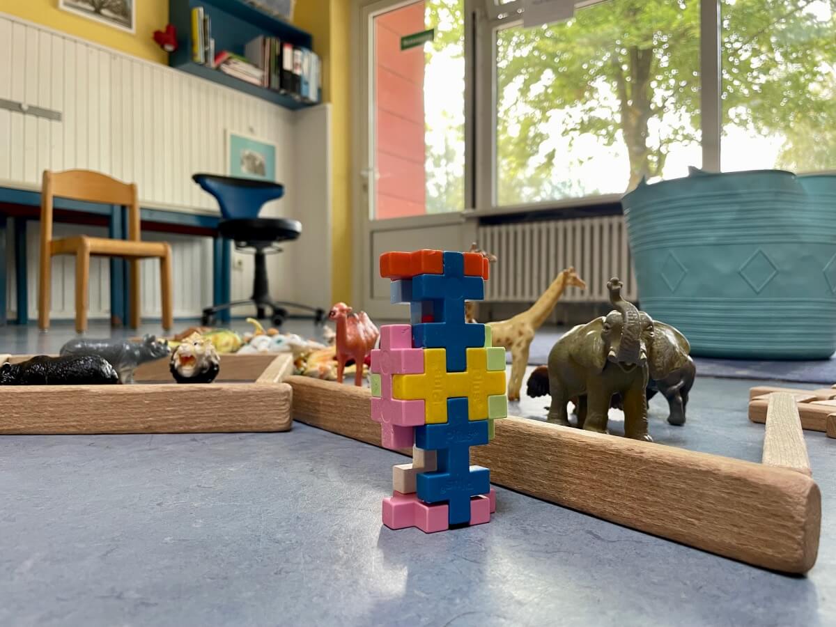 Lego und Spieltiere zu einem Zoo aufgebaut in der KiTa am Pionierweg in Ahrensburg