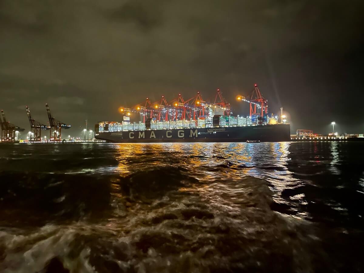 Containerschiff im Hamburger Hafen bei Nacht – Foto: Nicole Theinert