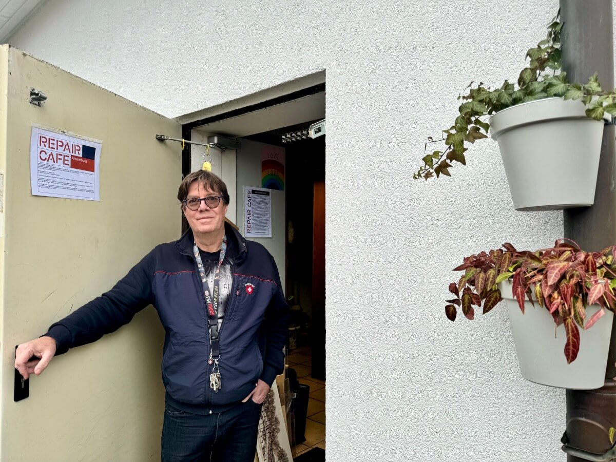 Repair Café Ahrensburg, Michael Cottels öffnet die Tür zu seiner Werkstatt