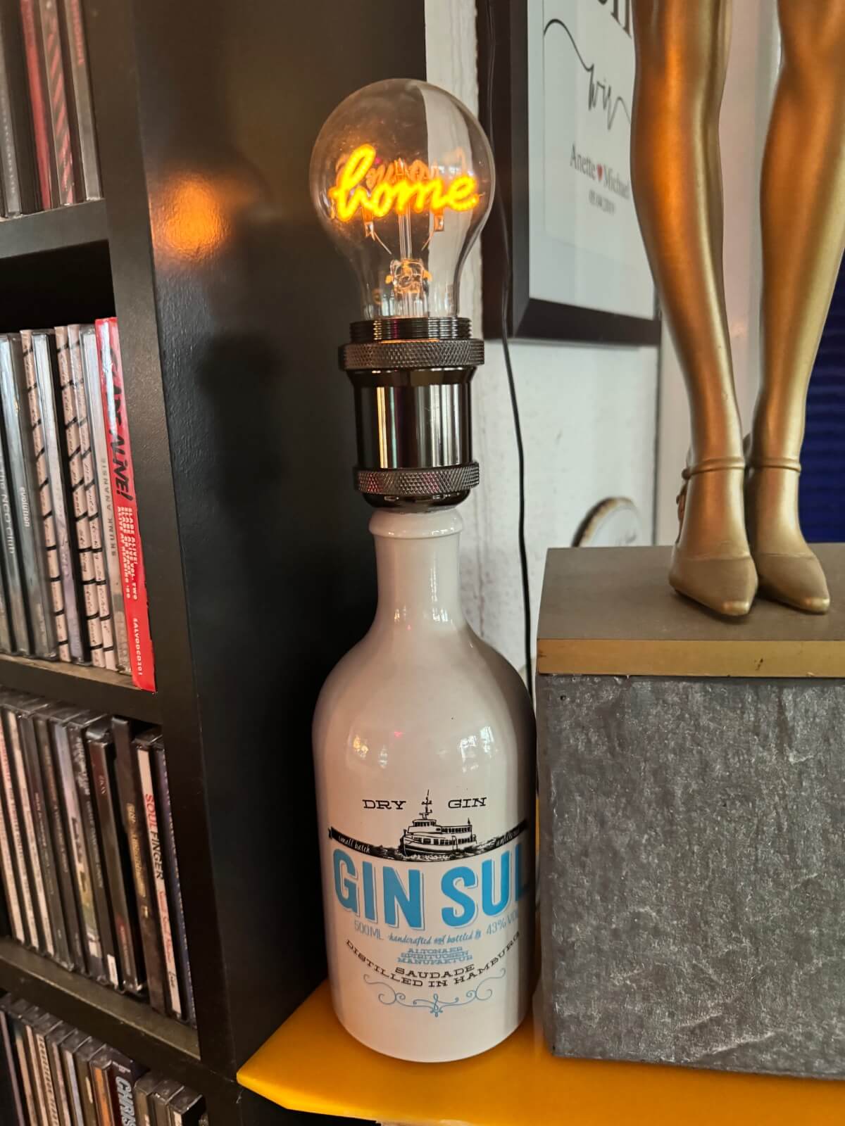 Lampe aus einer Gin-Flasche gebaut