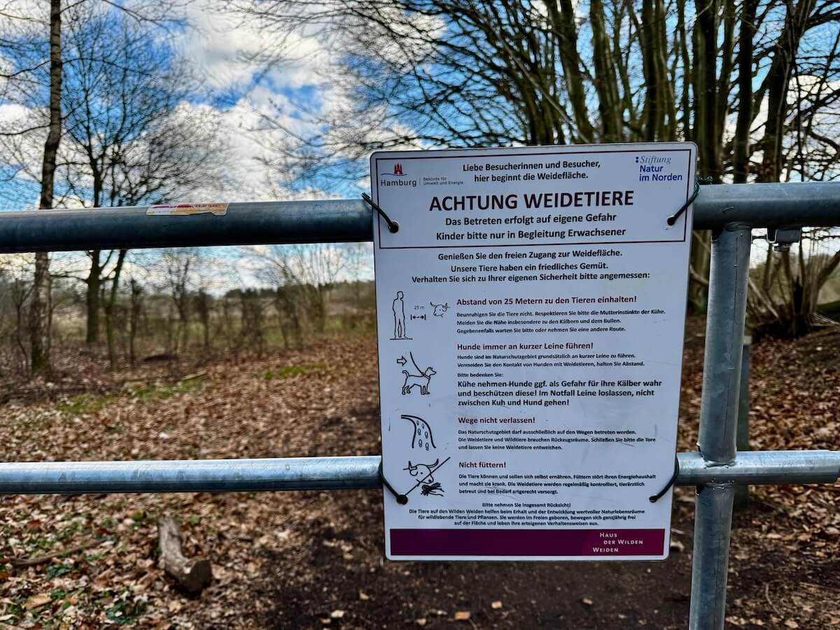 Hinweisschild an einer Weide im Naturschutzgebiet Höltigbaum