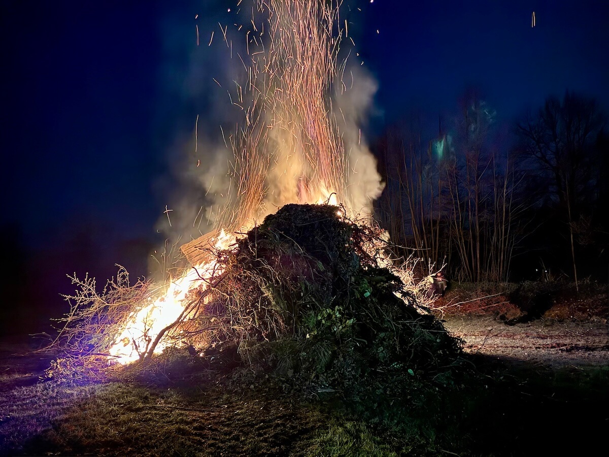 Osterfeuer vor dunklem Himmel