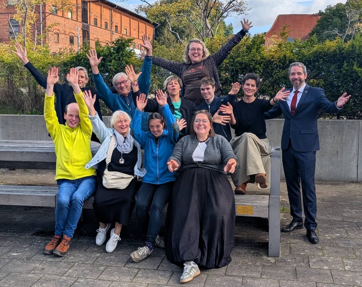 Das Team von Bühne für alle im Marstall Ahrensburg mit Bürgermeister Eckart Boege – Foto: Marstall