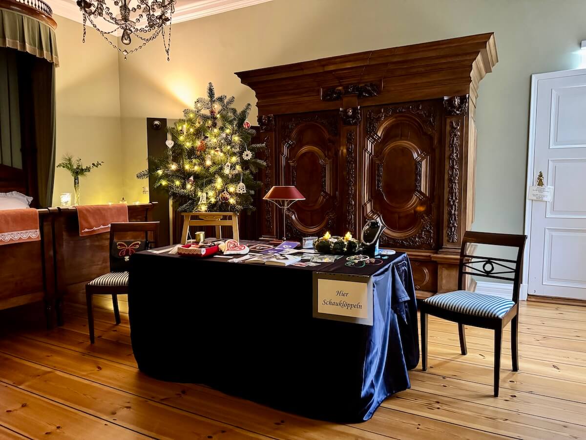 Festlicher Advent Schloss Ahrensburg, Tisch mit Klöppelarbeiten im Schlafzimmer