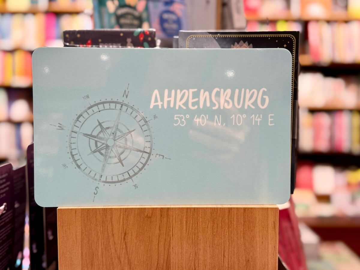 Frühstücksbrettchen mit dem Schriftzug Ahrensburg und den Koordinaten der Stadt