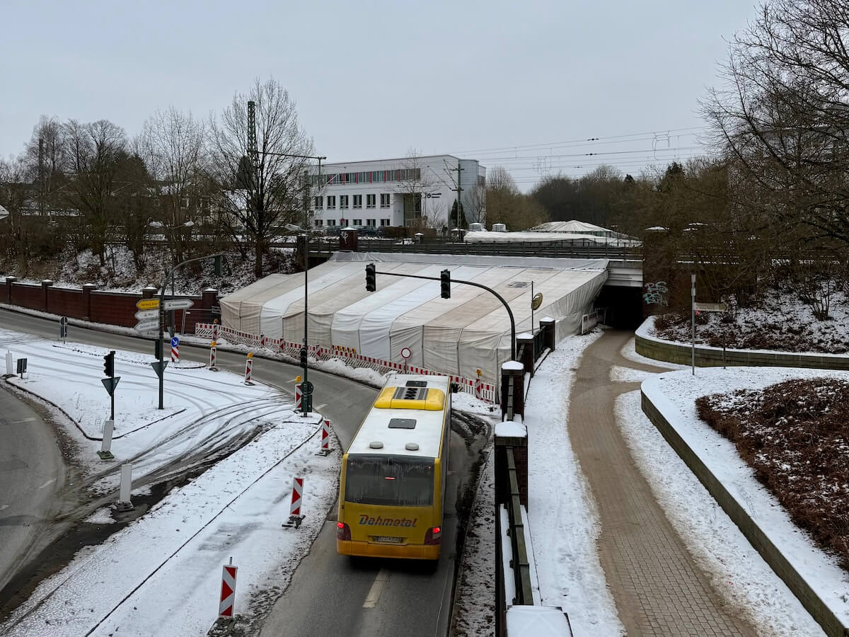 Straßenzug Baustelle unter einem Zelt