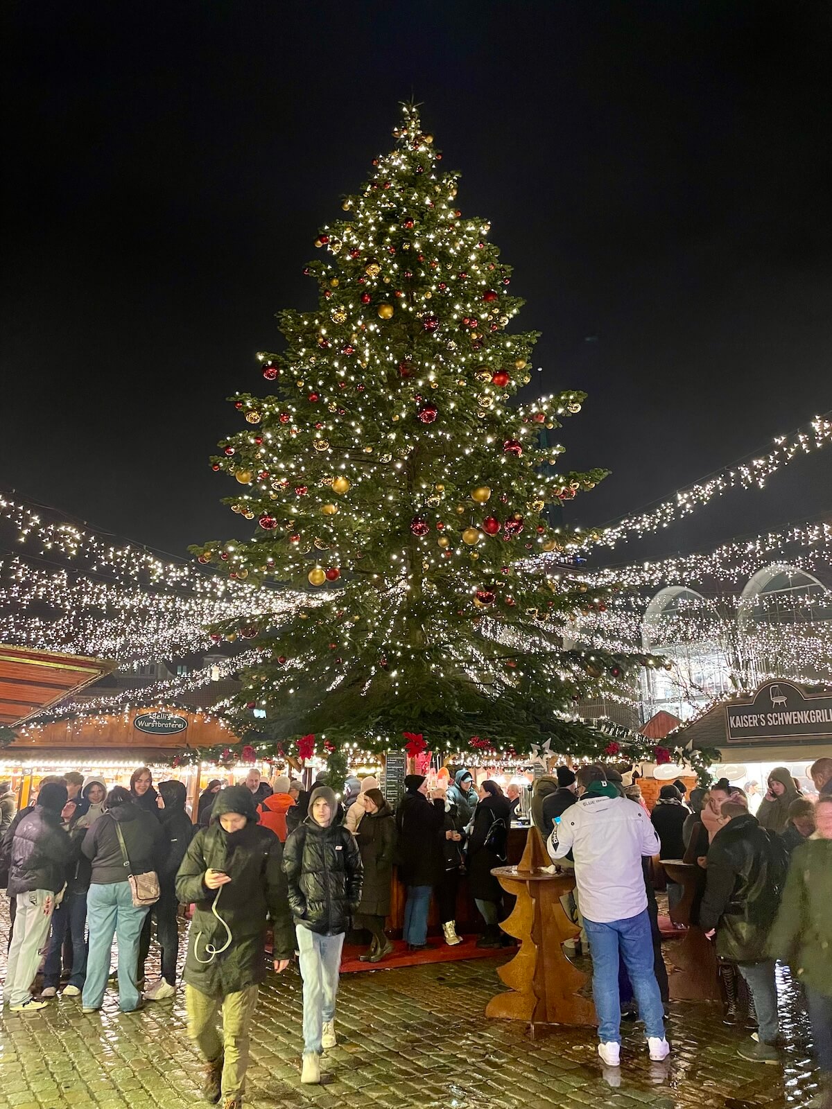 Festlich beleuchteter Weihnachtsbaum auf dem Weihnachtsmarkt in Lübeck – Foto: Nicole Theinert