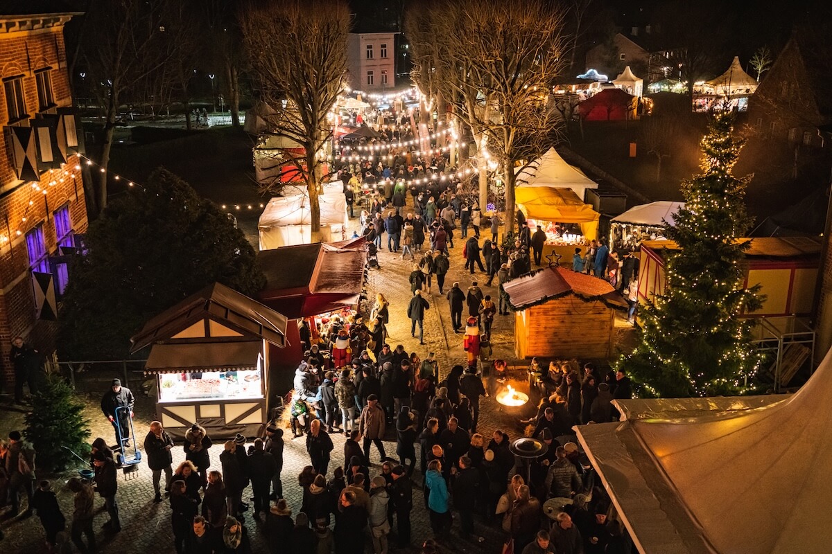Weihnachtsmarkt Schloss Reinbek von oben fotografiert – Foto: Tom Walde