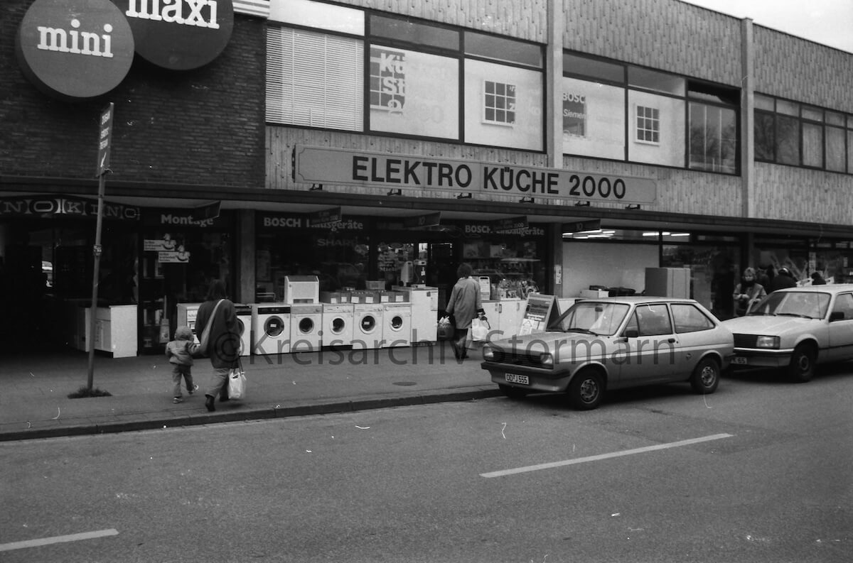 Elektro-Küche 2000 Geschäft mit Waschmaschinen davor – Foto: Kreisarchiv Stormarn