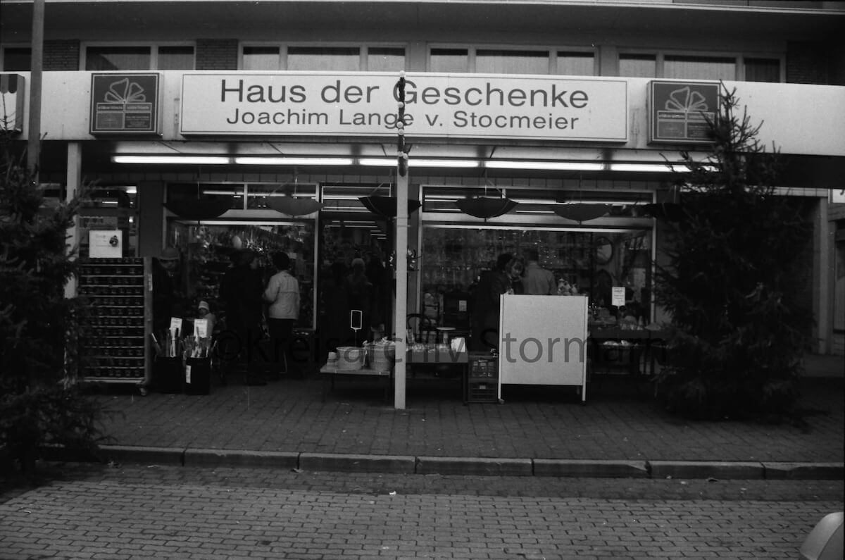 Eingang Haus der Geschenke, Ahrensburg, Rathausplatz