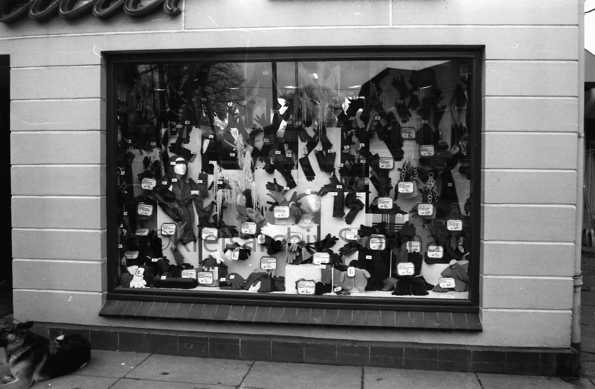 Ein Schaufenster voller Handschuhe im Jahr 1986 in Ahrensburg. Lederwaren Niederstaedt