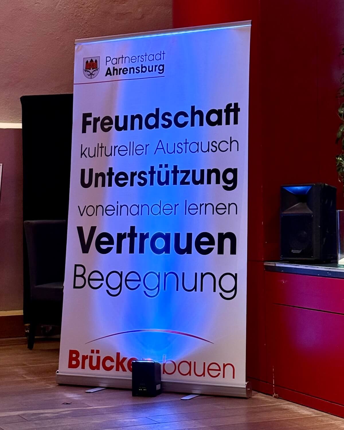 Neujahrsempfang Ahrensburg 2026. Banner mit der Aufschrift Freundschaft, Unterstützung, Vertrauen, Begegnung