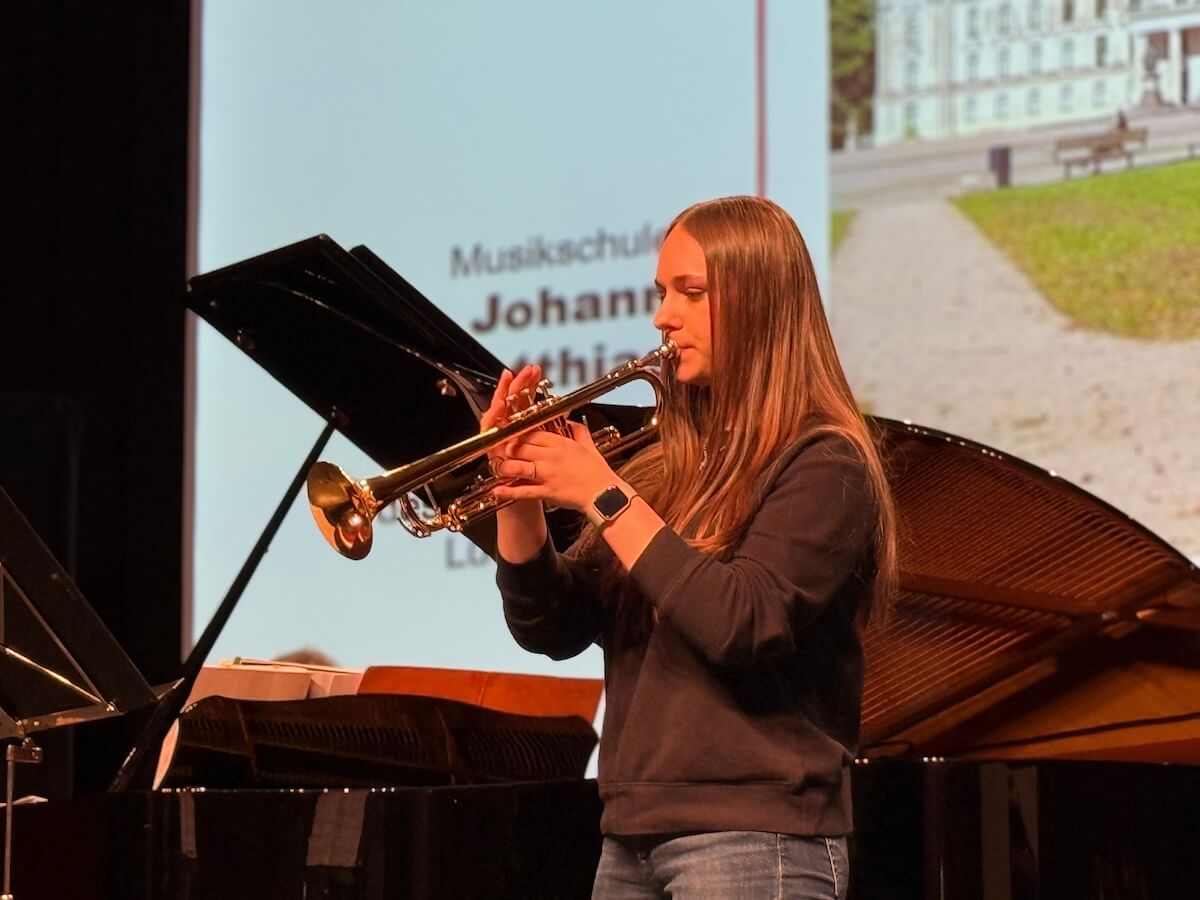 Eine junge Frau spielt Trompete