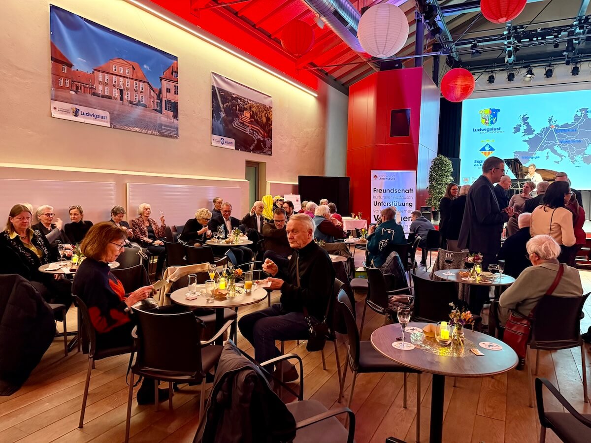 Menschen im Gespräch an Tischen, Neujahrsempfang Ahrensburg 2026
