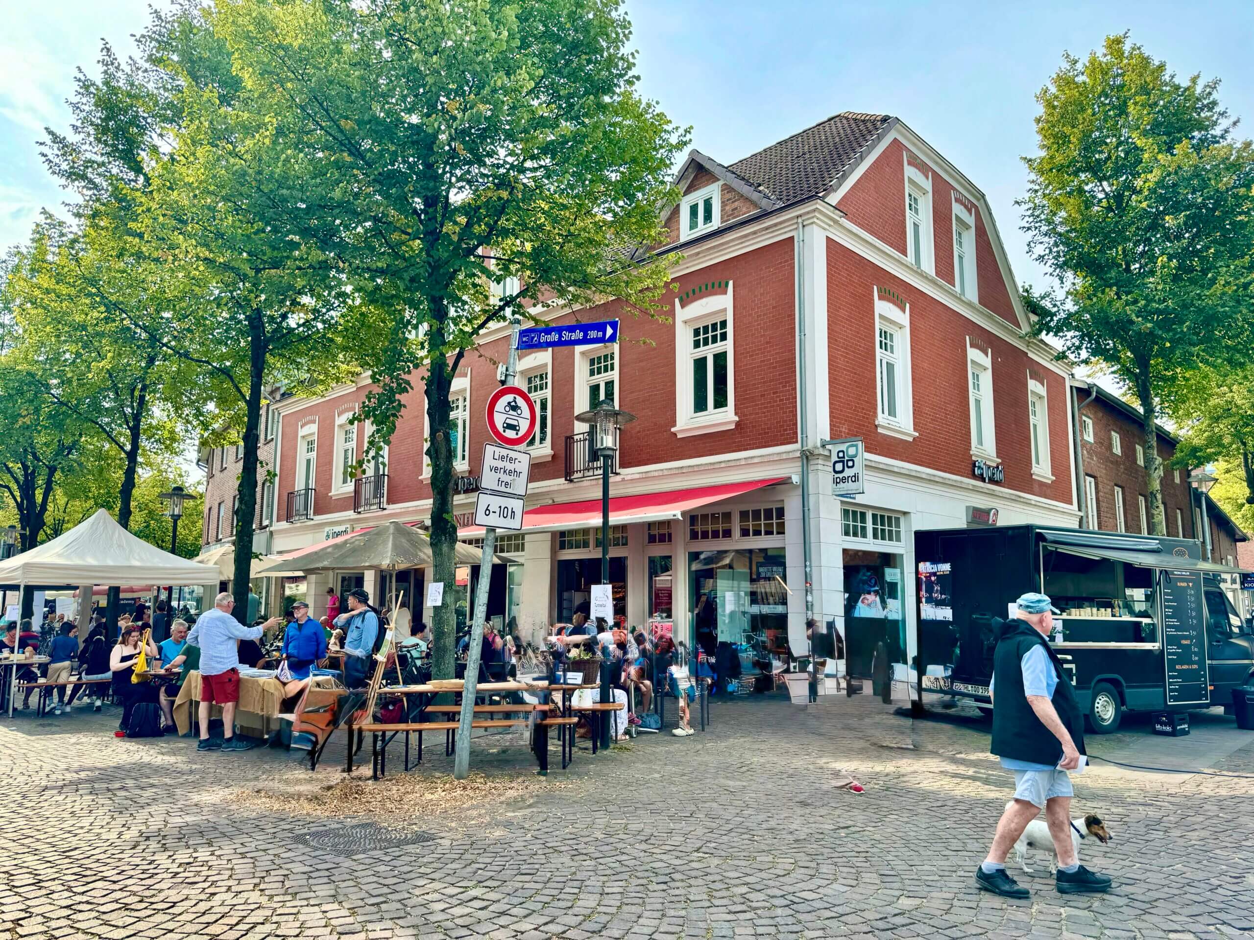Rondeel 2, Ahrensburg. Geschäftshaus mit einer Bäckerei-Filiale