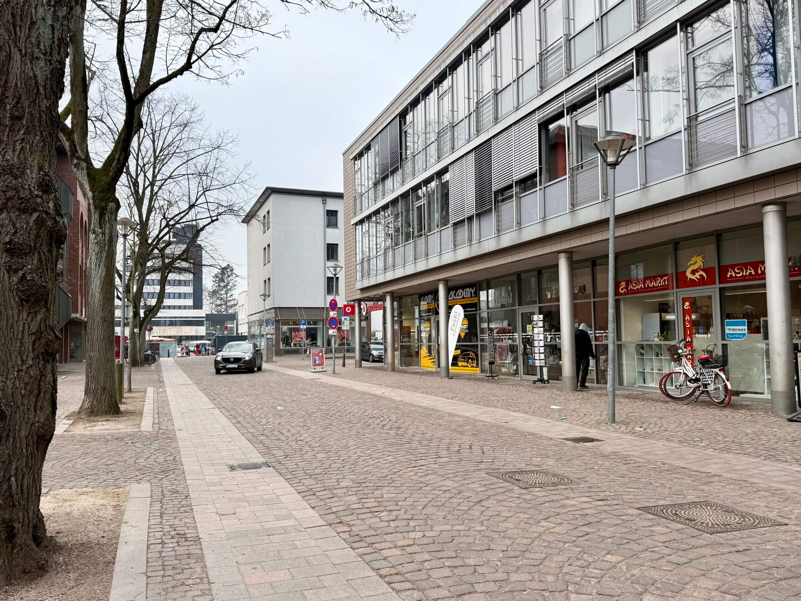 Rathausstraße Ahrensburg, Blick auf Geschäftshäuser und das Rathaus