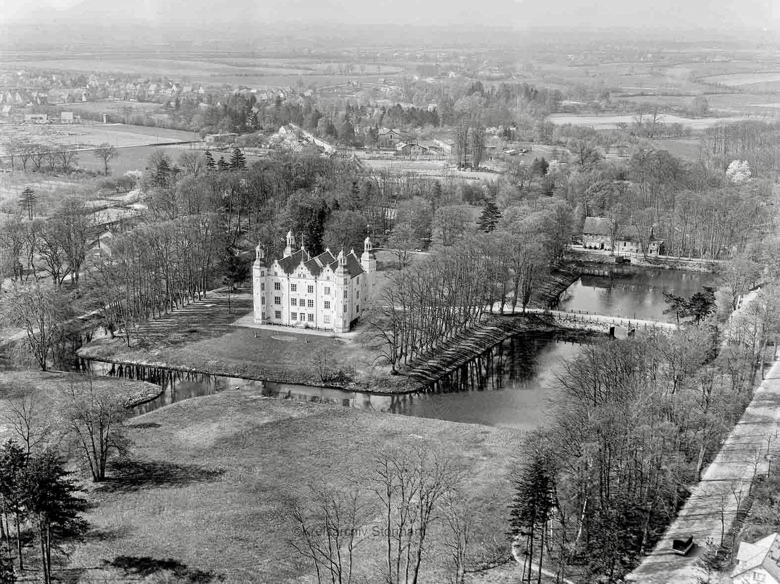 Schloss Ahrensburg, Luftaufnahme 1960 – Foto: Kreisarchiv Stormarn/ Hamburger Aero Lloyd GmbH