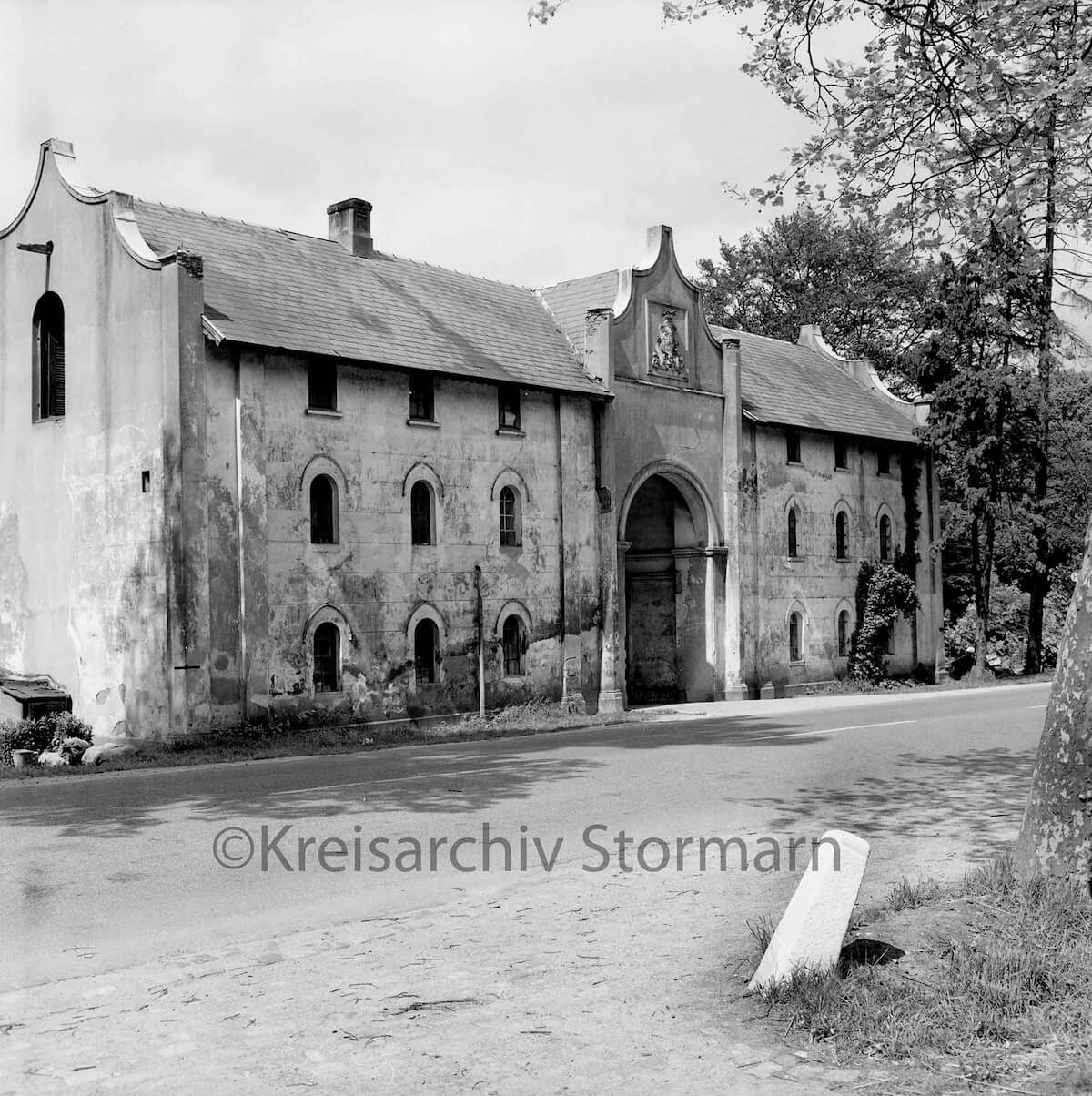 Schwarz-weiß Foto von einem historischen Torhaus