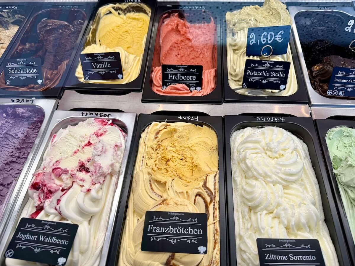 Blick in eine Eisvitrine, verschiedene Sorten in großen Trögen