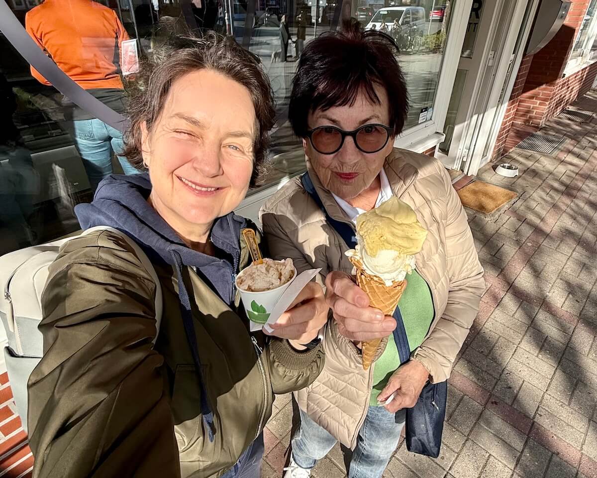 Zwei Frauen halten je ein Eis in die Kamera.