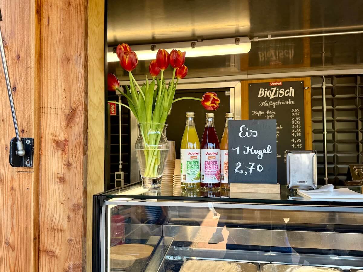 Eistresen mit Blumen, drei Flaschen mit Bionade und einem Schild mit der Aufschrift: Eis-Kugel: 2,70