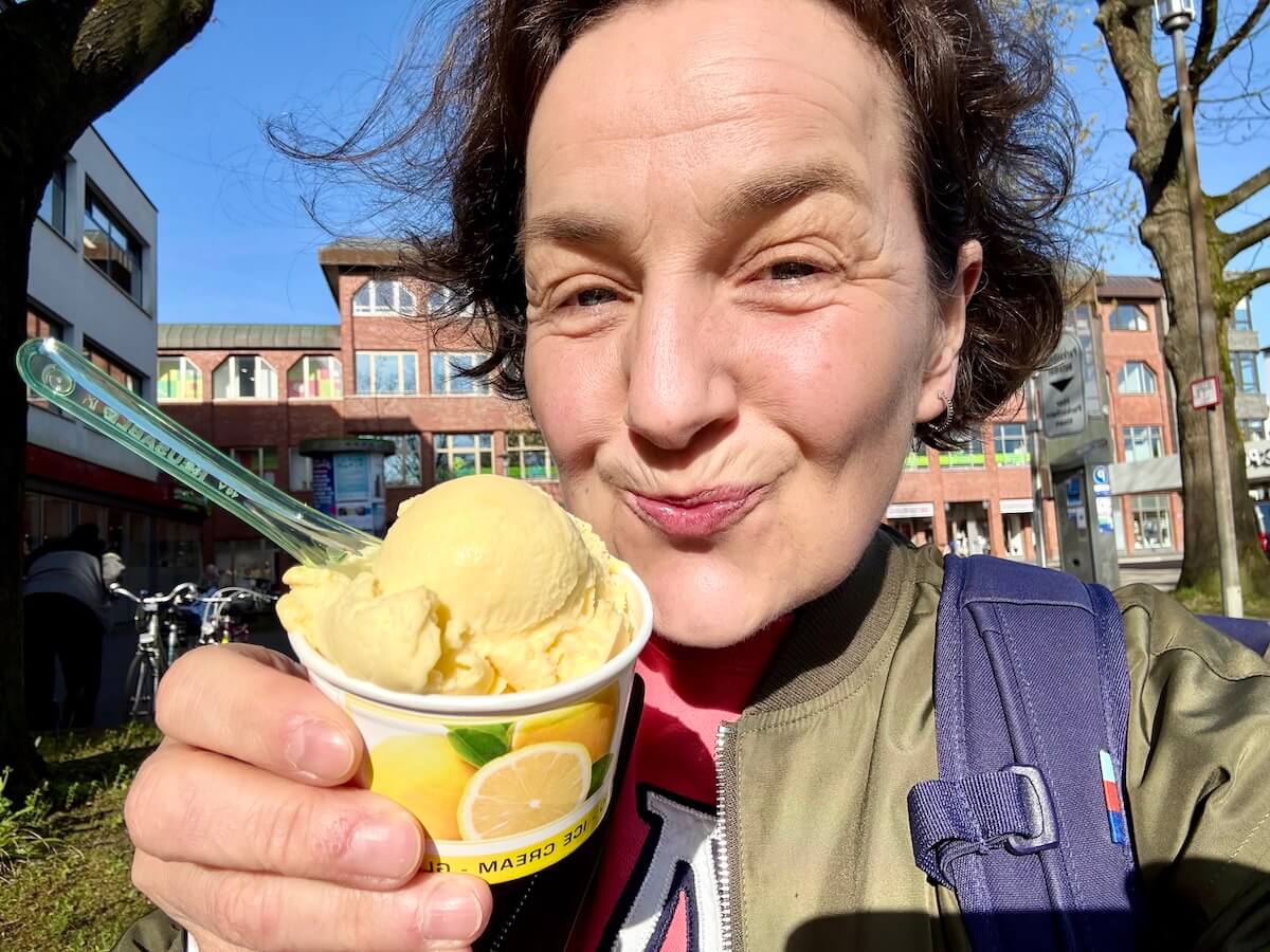 Eine Frau hält einen Becher mit Eis in der Hand