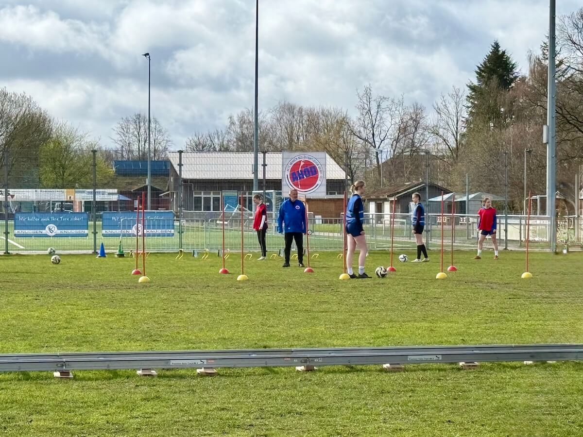 Fußballspielerinnen auf einem Fußballplatz