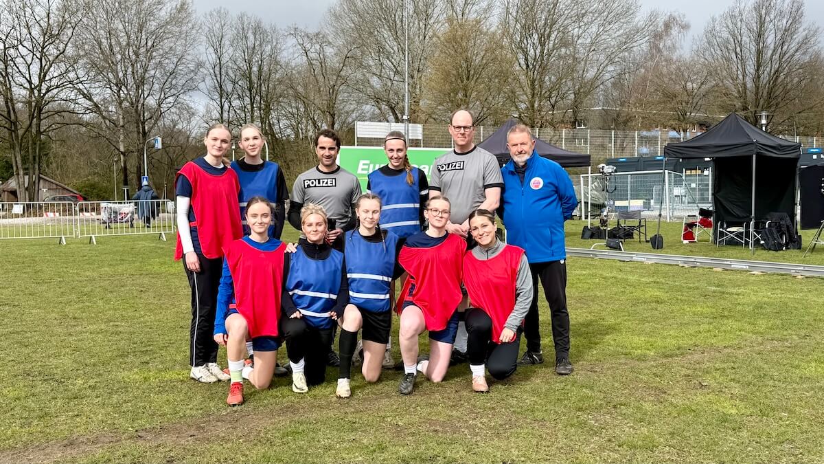 Gruppenfoto mit Fußballerinnen und Fußballern