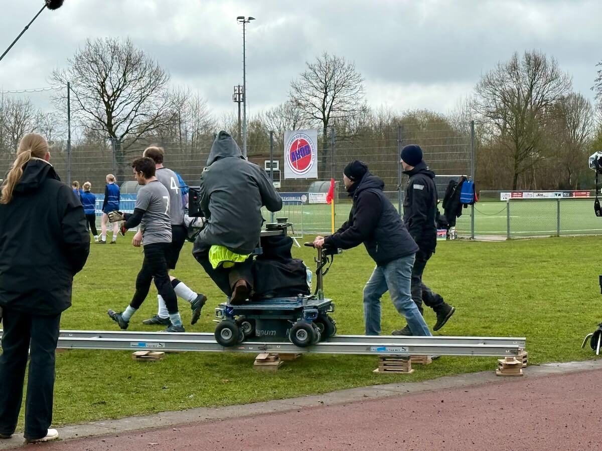 Ein Kamerateam auf einem Fußballplatz
