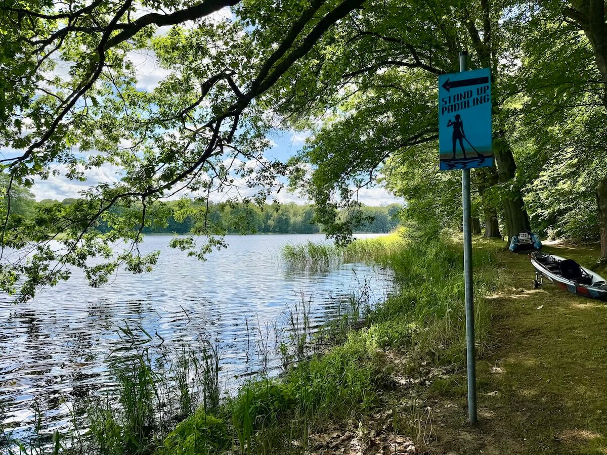 Ein See und ein Schild, das markiert, dass hier SUP's ins Wasser dürfen