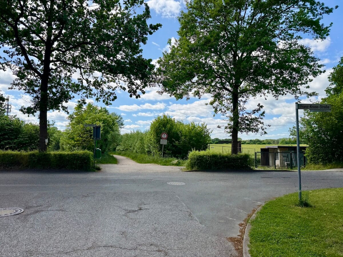 Straßenkreuzung und ein Sandweg